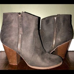 Size 7.5 women’s gray 1.5 inch ankle booties with side zipper